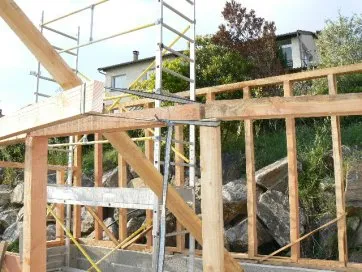 En 1er plan : Doublage de la lisse haute (cintrage)