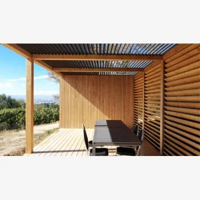 Pergola bioclimatique en aluminium et brise-vent en bois Douglas
