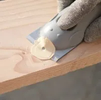 Etape 4 : Enlevez les excès de colle