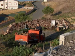 Un Dumper à chenille permet de déplacer des matériaux dans des pentes