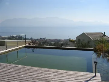 Une piscine naturelle peut prendre un aspect plus classique (Source Bioteich)