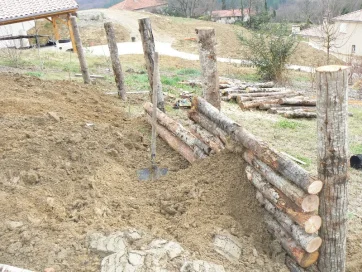 On remblaie au fur et à mesure de la pose des rondins